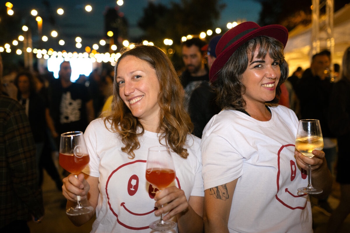 Dues assistents de Wine Festivals amb copes de vi